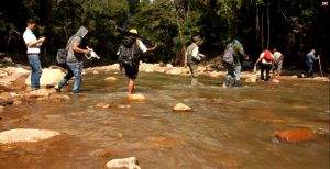 Foto del equipo en el Amboró cruzando un Río