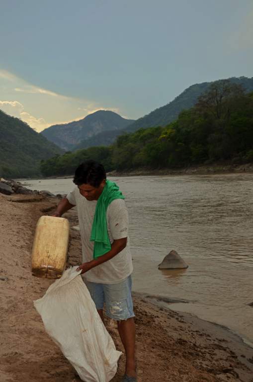 Don Justino Ayala recoge agua del Río Grande