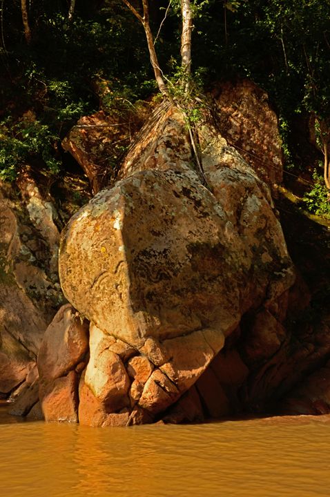 Petroglifos sobre las rocas del cañón del Beu.