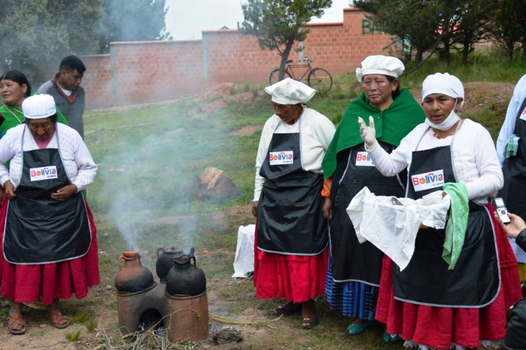 Las mujeres de las comunidades han sido capacitadas para proveer servicios de alimentación a los visitantes.