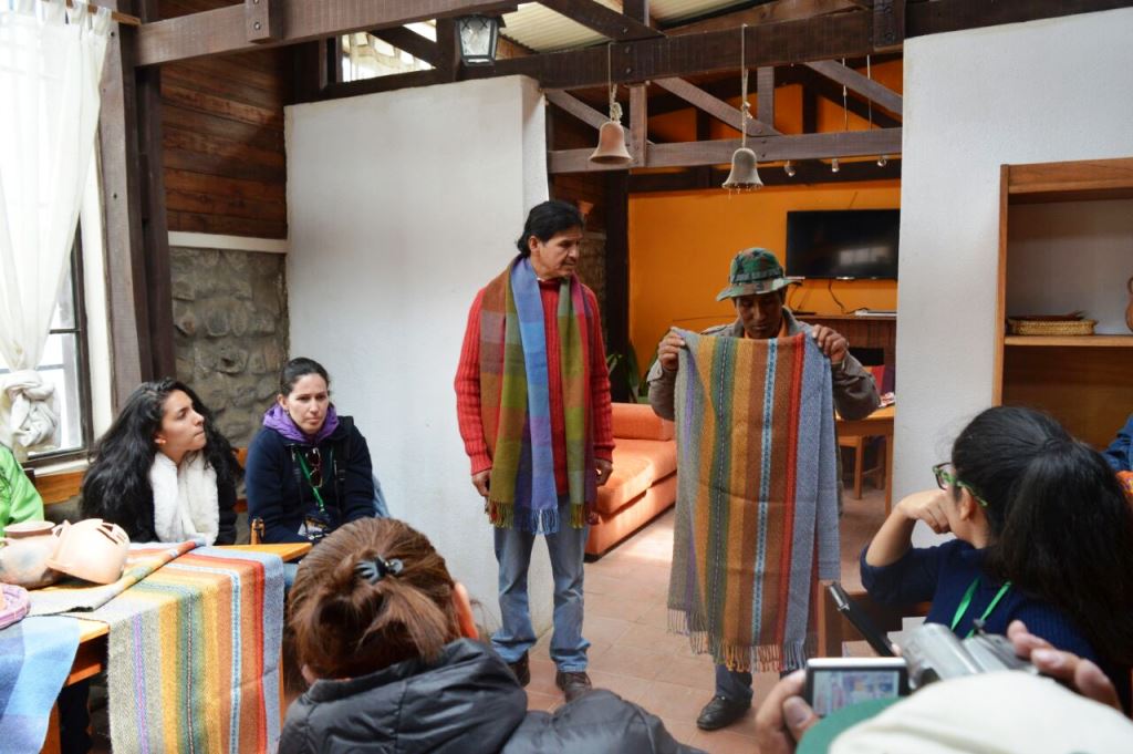 Un comunario hace la exposición de las artesanías que se exhiben y comercializan en su comunidad.