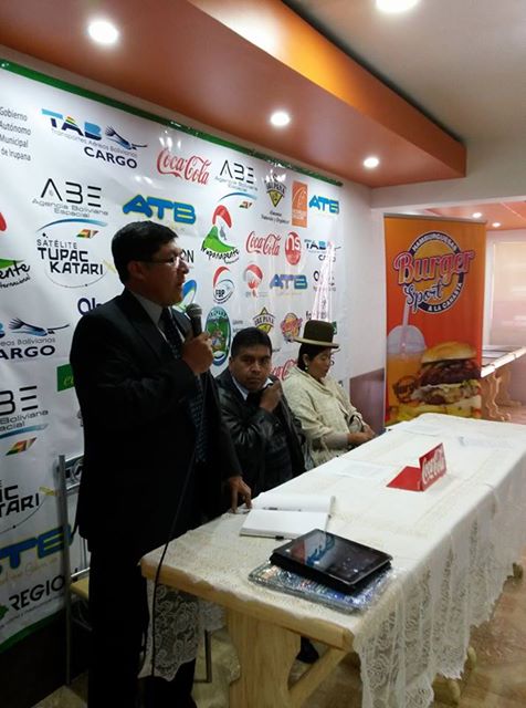 El lanzamiento oficial del evento se realizó en la ciudad de La Paz este martes. en la foto, Jaime Cuevas (der), Director Técnico del evento, acompañado por el Alcalde de Iruoana, Clemente Mamani Condorena, y la concejal Martha Quispe.