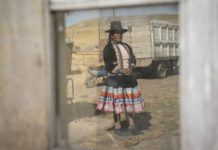 Idelfonsa Achire, miembro de la comunidad de Huisa en Espinar, se dedica a la ganadería. Para ella la presencia de la actividad minera contamina a la comunidad y sus animales (Imagen: Leslie Moreno Custodio / Diálogo Chino