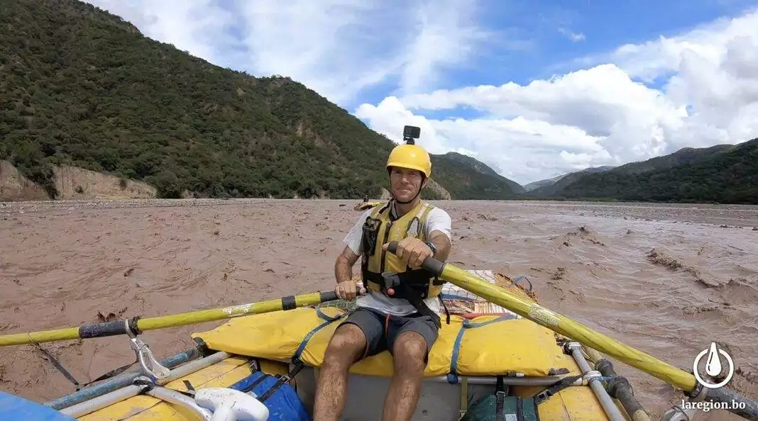 Rocky Contos navegando en las aguas del río Grande en Bolivia, marzo 2023. Foto: Gabriel Díez.