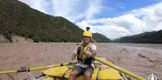 Rocky Contos navegando en las aguas del río Grande en Bolivia, marzo 2023. Foto: Gabriel Díez.
