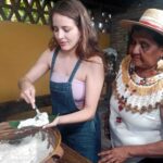Juanita Tomichá enseña la elaboración de empenada de arroz a los visitantes.