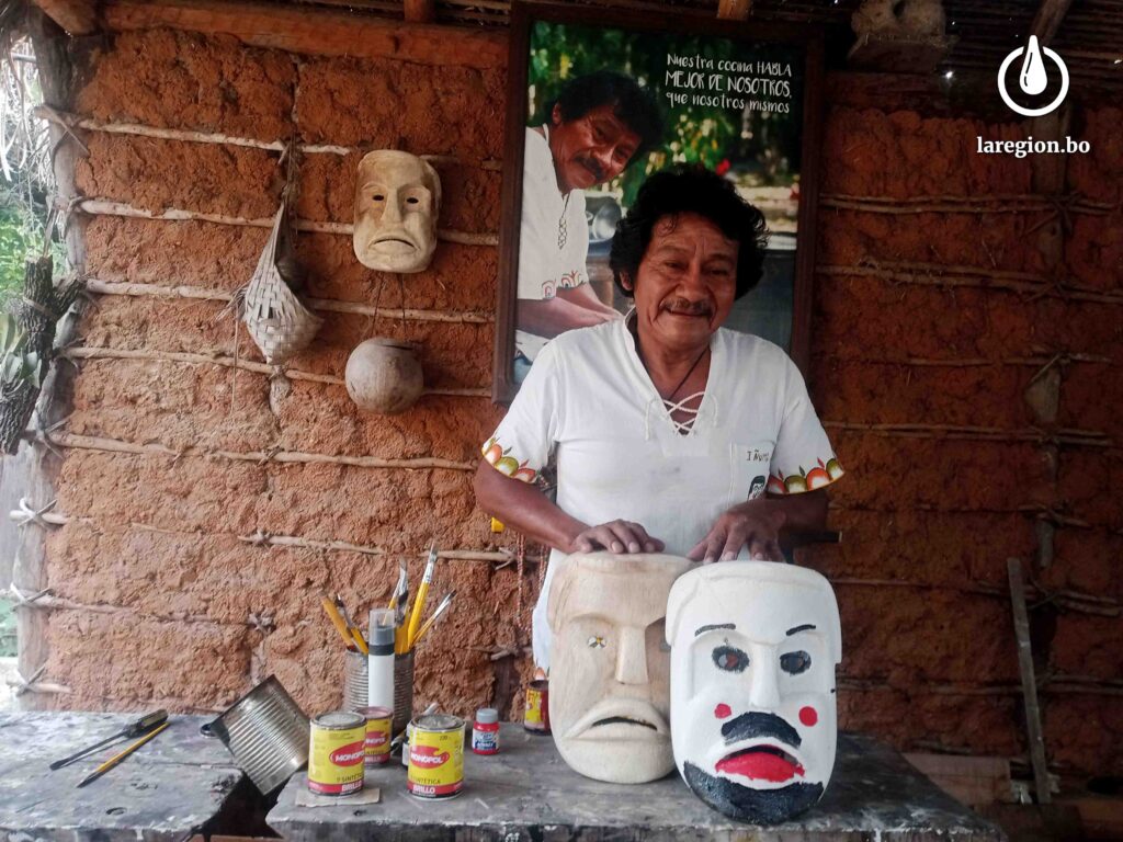 Artesano muestra máscaras chiquitanas en San José de Chiquitos