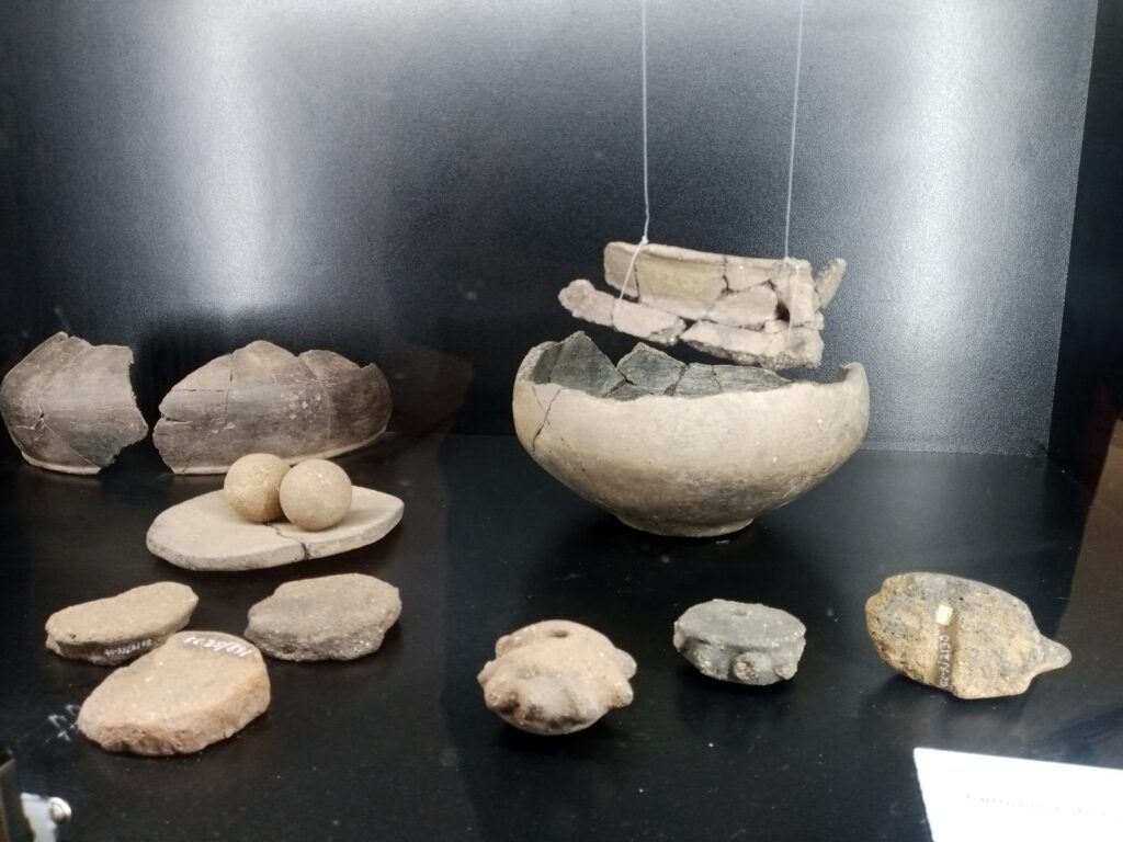 En el museo se expone réplicas de elementos encontrados en la ciudad enterrada.