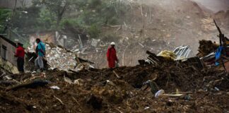 Bomberos y personal de defensa civil buscan a víctimas enterradas por las inundaciones y los deslizamientos de tierra en febrero de 2022 en el municipio de Petropolis, Río de Janeiro, Brasil (Imagen: Alamy)