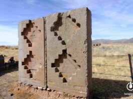 Bloque de piedra con el símbolo de la cruz andina en el centro arqueológico de Tiwanaku. Foto: Doly Leytón Arnez