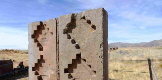 Bloque de piedra con el símbolo de la cruz andina en el centro arqueológico de Tiwanaku. Foto: Doly Leytón Arnez