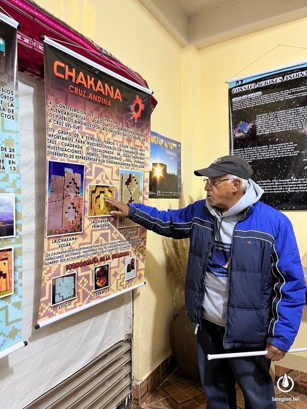 El astrónomo Manuel de la Torre explica a los visitantes detalles sobre sus estudios relacionados a las constelaciones andinas. Foto: Fabiola Guerrero