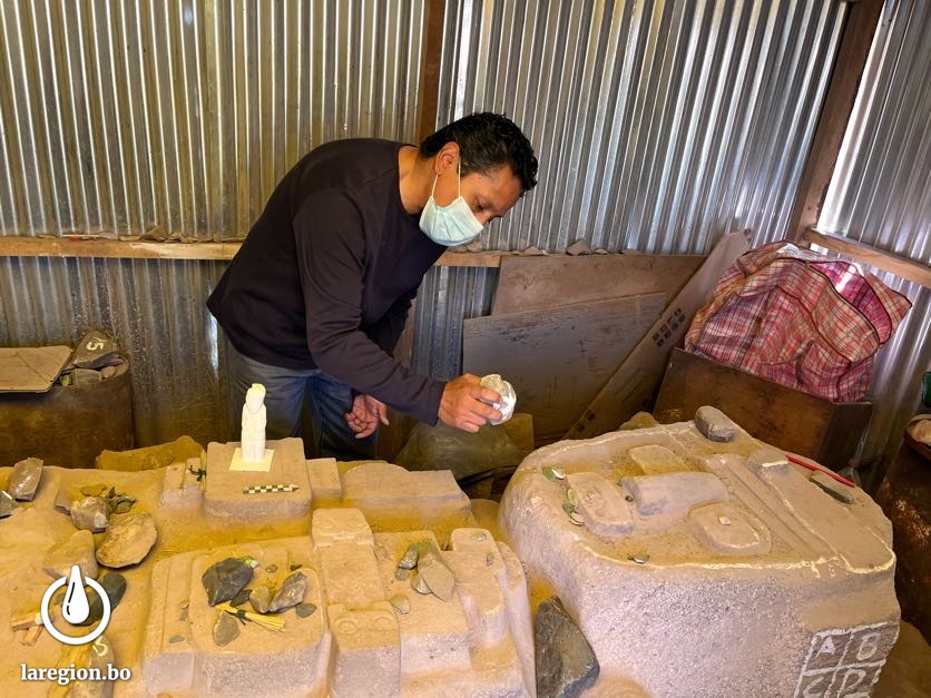 Fernández utiliza las herramientas que se considera tenían a mano en la época que se realizaron los monumentales monolitos de Tiwanaku. Foto: Doly Leytón Arnez