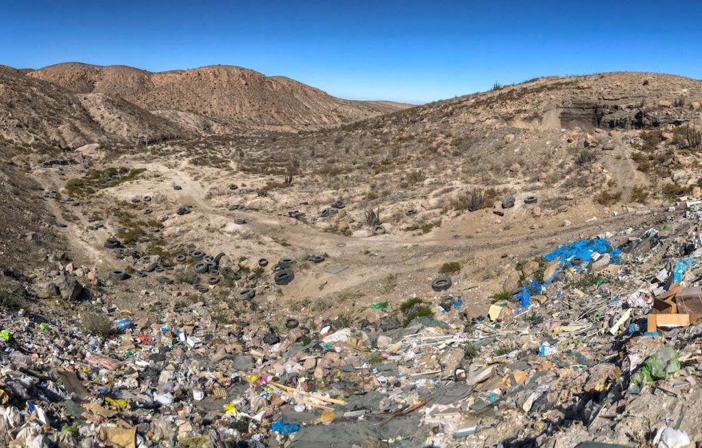 Plásticos y otros desechos junto a la carretera interoceánica que pasa por la zona de Pampa Galeras, en Perú. Foto: Víctor Gamarra