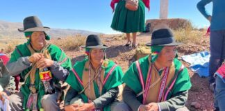Los yapukamanis en la cima del cerro Quenachata durante la jornada de celebración en mayo de 2023. Foto: Fabiola Guerrero