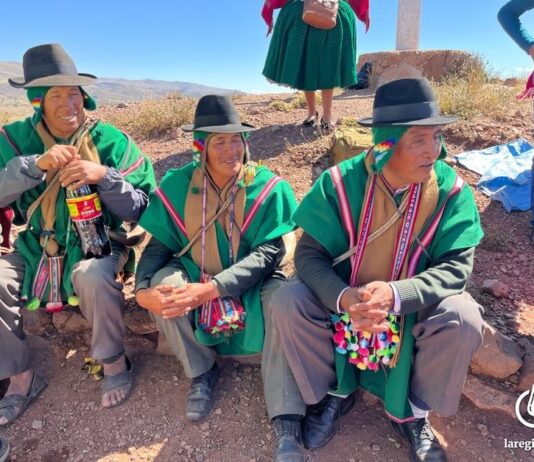 Los yapukamanis en la cima del cerro Quenachata durante la jornada de celebración en mayo de 2023. Foto: Fabiola Guerrero