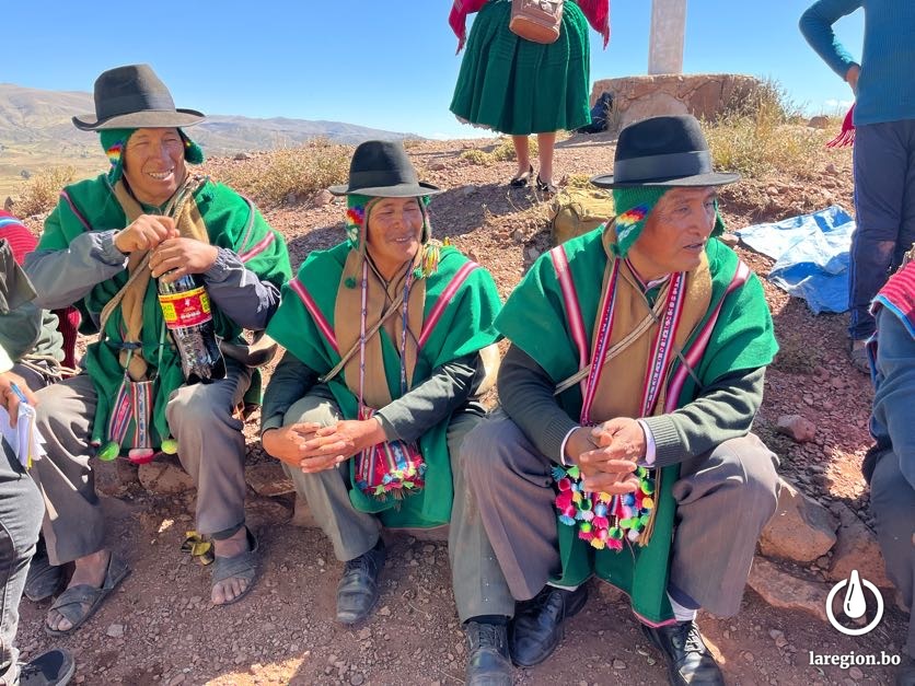 Los yapukamanis en la cima del cerro Quenachata durante la jornada de celebración en mayo de 2023. Foto: Fabiola Guerrero