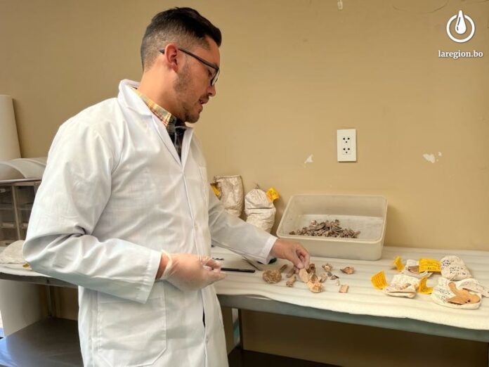 Adrián Orozco se ha propuesto indagar sobre la reutilización de restos óseos y otras formas de vida de un grupo de personas que se dedicaban a la cerámica. Foto: Doly Leytón Arnez