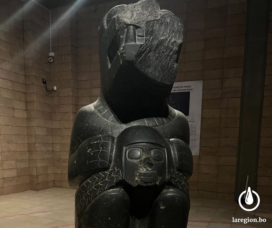 En la sala de piezas antropo-zoomorfas del museo de Tiwanaku se exhibe esta escultura de un “Chacha Puma”. Foto: Rocío Lloret.