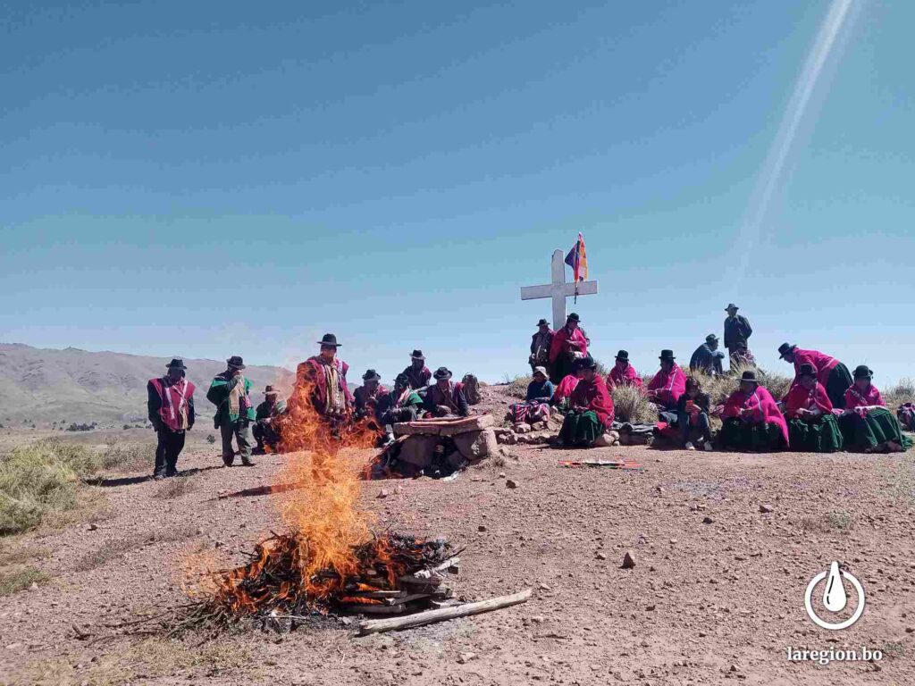 Los comunarios en la cima del centro ceremonial donde pretenden construir la cruz andina. Foto: Doly Leytón