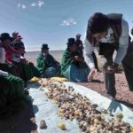 Comunarios de Achaca comparten los alimentos que producen.