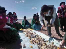 Comunarios de Achaca comparten los alimentos que producen.
