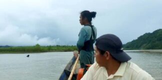Indígenas mosetenes navegan sobre el río La Paz, en el municipio de Palos Blancos de la TCO Mosetén.