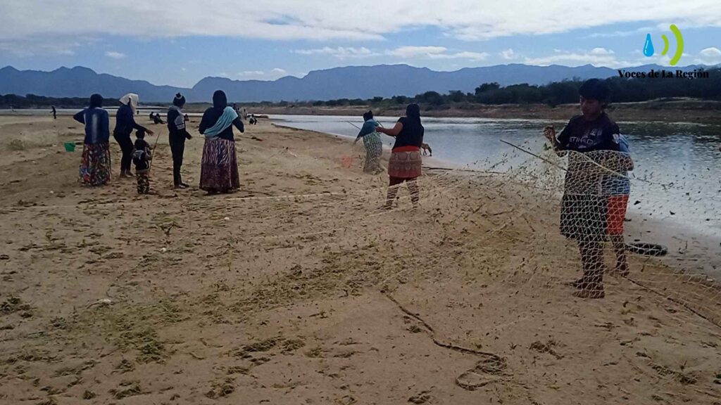 Las familias weenhayek a  riberas del río Pilcomayo en buscas de peces.