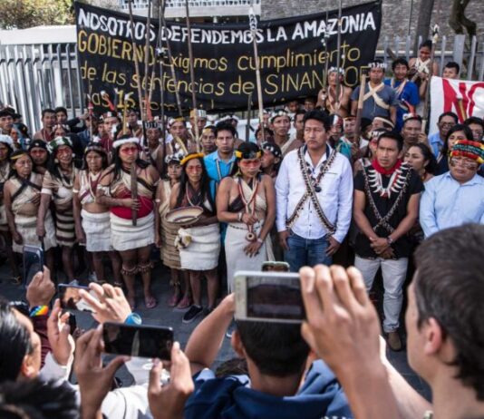 Indígenas Kichwa y Waorani en marcha por defensa de la Amazonía. Foto: Amazon Frontlines.
