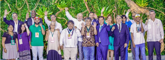 cumbre Presidentes y representantes de los países amazónicos junto con miembros de organizaciones ambientalistas y pueblos indígenas durante la Cumbre Amazónica que se realizó en Belém do Pará en Brasil. Foto: Gobierno de Brasil.