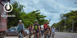 Un grupo de ciclistas recorre las calles de Santa Cruz / Foto: Gina Muñoz
