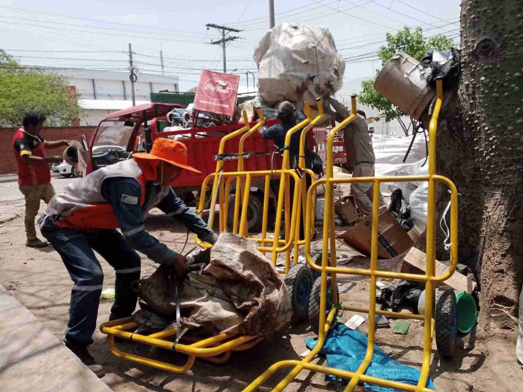 Los carros de jalar que fueron donados a los recicladores, por los socios del programa. / Foto: Con Propósito