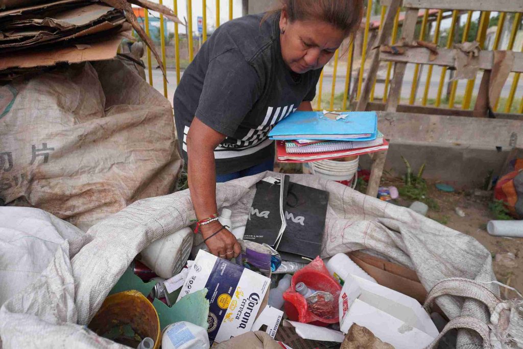 La señora Rosario, quien recicla desde hace casi tres décadas en Santa Cruz. / Foto: Con Propósito