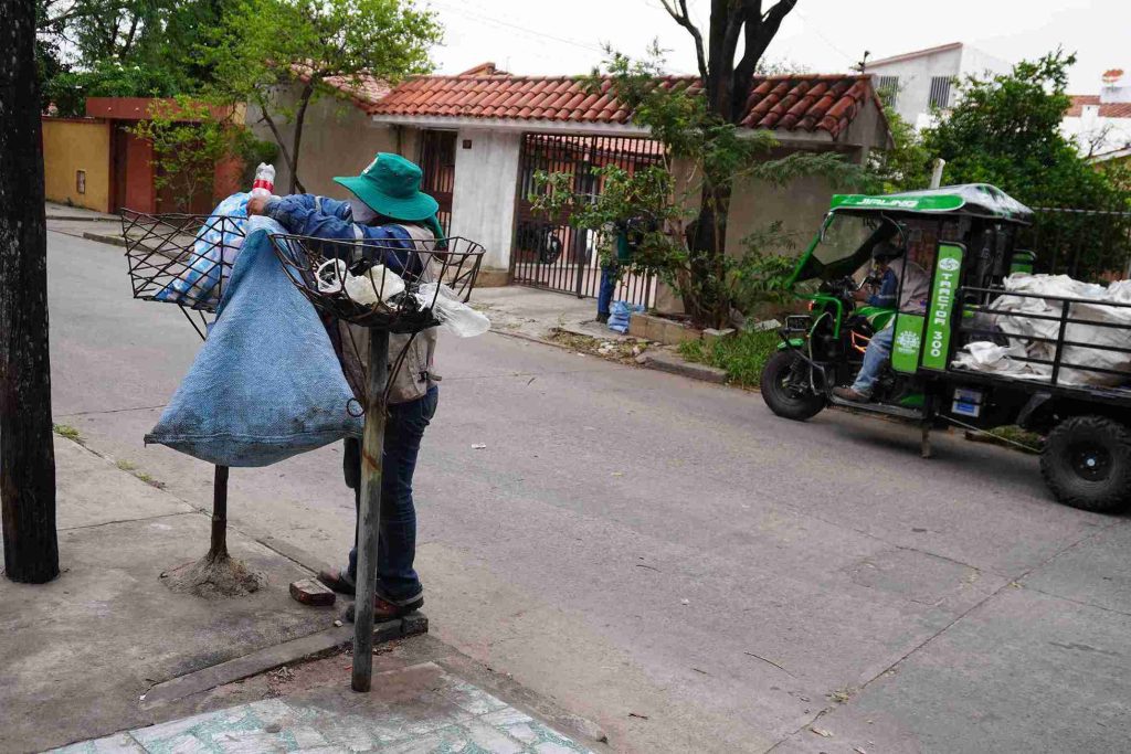 Un motocarro donado por la Fundación Coca Cola facilita el trabajo de los recicladores. / Foto: Con Propósito