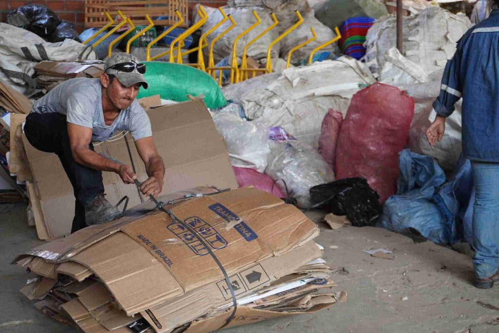 Los cartones son pesados y vendidos para volver al ciclo del reciclaje. / Foto: Con Propósito