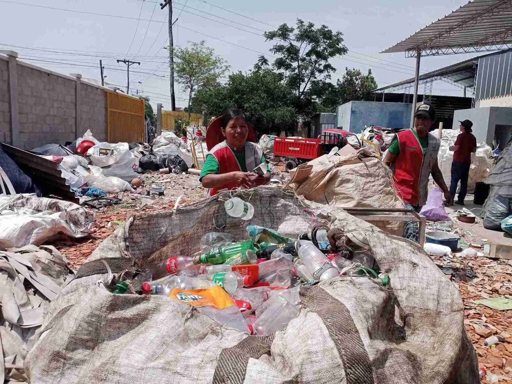 El trabajo de los recolectores de base, en el Punto Rojo de Santa Cruz de la Sierra. / Foto: Con Propósito