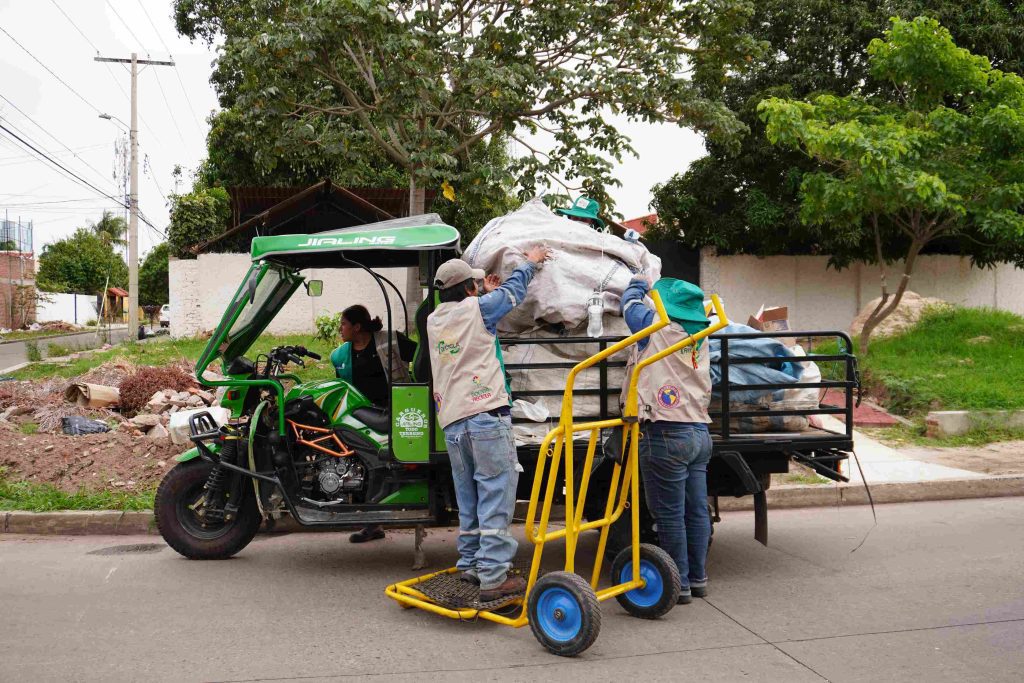 Un esfuerzo conjunto: recicladores en motocargos recorren las calles de Santa Cruz de la Sierra, contribuyendo a la revolución del reciclaje.