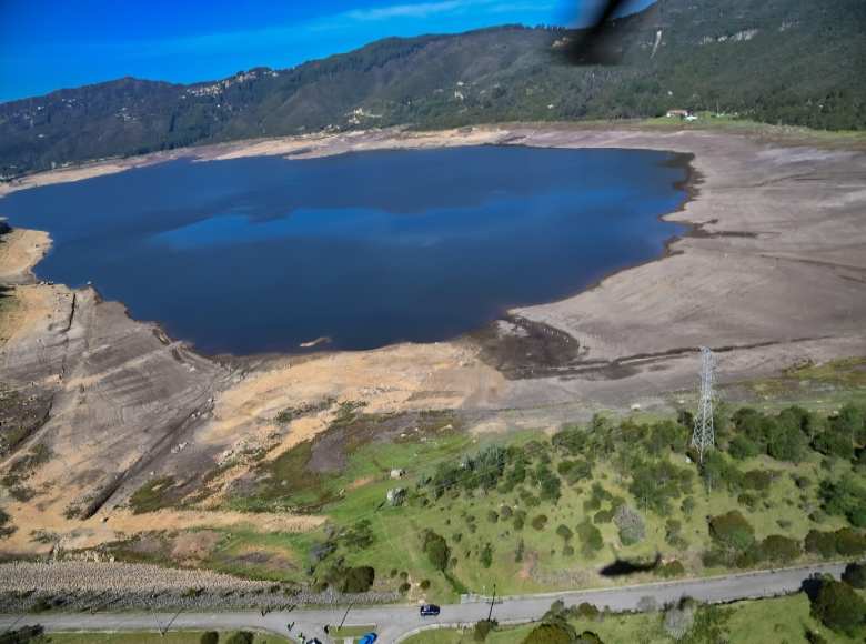 Los embalses Chuza y San Rafael, principales fuentes hídricas de Bogotá, bajaron a niveles críticos durante la sequía de los primeros meses del 2024. Foto: Alcaldía de Bogotá.
