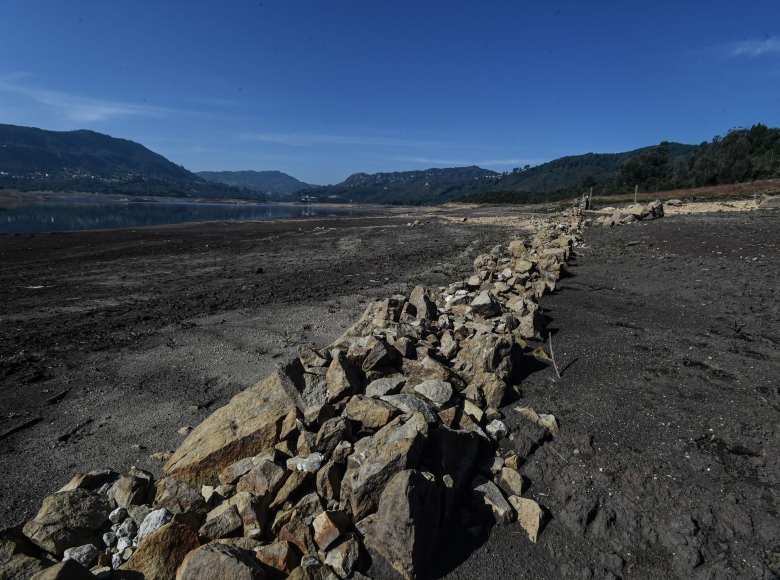 La Alcaldía de Bogotá hizo un llamado a la ciudadanía a hacer uso razonable del agua para superar los efectos del fenómeno El Niño, luego de varias semanas de sequía en las zonas de los embalses. Foto: Alcaldía de Bogotá.