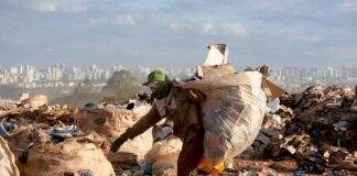 Trabajador recoge material reciclable en el Lixão da Estrutural, Brasilia, uno de los mayores vertederos de América Latina hasta su desactivación en 2018. En promedio, la región genera diariamente un kilo de residuos por habitante (Imagen: Leopoldo Silva / Agência Senado, CC BY)