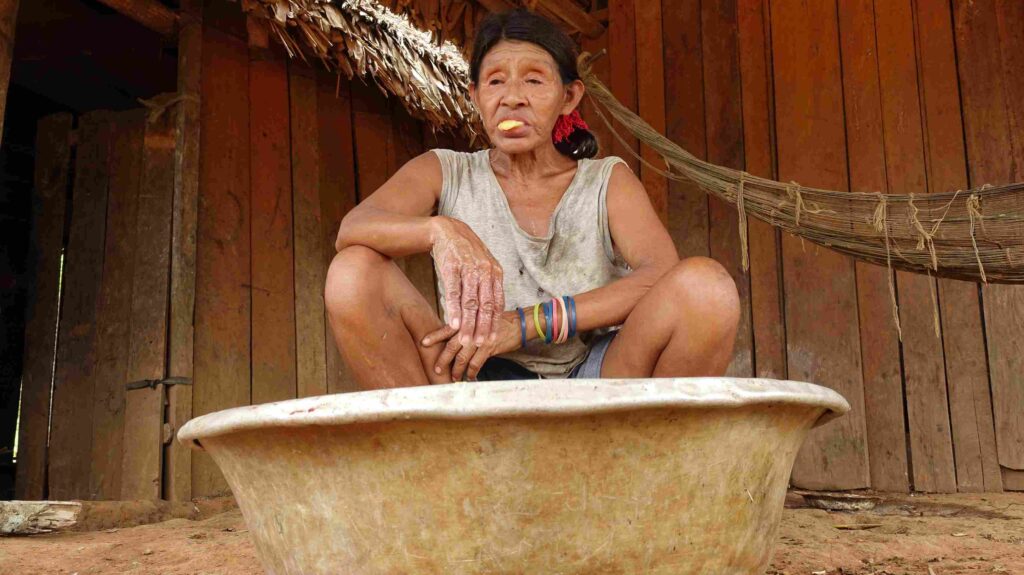 TRADICIÓN. Toy, una de cuatro Pacahuaras sobevivientes, en Puerto Tujuré (Riberalta). Hierve yucas de su cosecha. Aún calientes, las masca con el conocimiento ancestrale heredado, para elaborar la chicha, alimento de tiempos remotos. FOTO: Karina Segovia