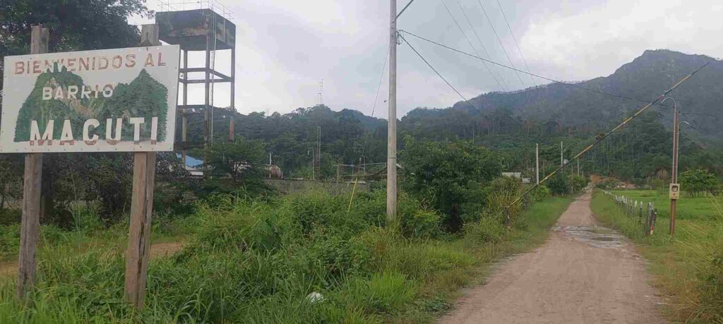 /Ingreso al barrio Macuti, al fondo el vertedero municipal de Rurrenabaque.