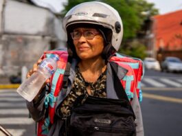 Una repartidora hace una pausa para hidratarse en el Gran Asunción, Paraguay. Las personas que trabajan al aire libre se encuentran entre los trabajadores más afectados por el cambio climático, y son especialmente vulnerables al calor (Imagen: Elisa Marecos & Sandino Flecha / El Surtidor)