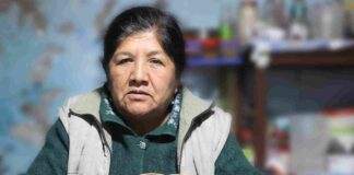 Clorinda acopiando los residuos orgánicos.