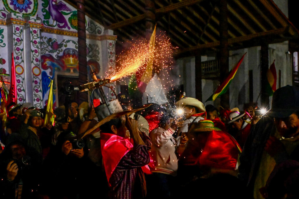 La multitud que asistió a la festividad disfruta del espectáculo de música, destellos y chispas que esparcen los chasqueros durante la festividad. Foto: Steffen Reichle