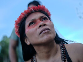 La lideresa waorani Nemonte Nenquimo durante un viaje en canoa por el río Curaray, en el territorio ancestral waorani, en la Amazonía ecuatoriana. Foto: Nico Kingman / Amazon Frontlines
