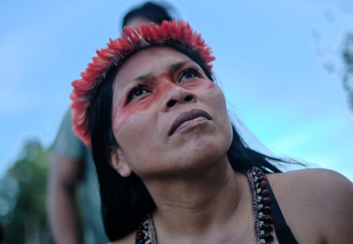 La lideresa waorani Nemonte Nenquimo durante un viaje en canoa por el río Curaray, en el territorio ancestral waorani, en la Amazonía ecuatoriana. Foto: Nico Kingman / Amazon Frontlines