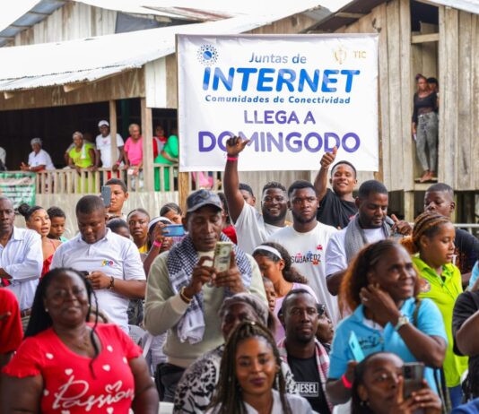 Puesta en marcha del servicio de Internet en Domingodó, noroeste de Colombia, en julio de 2024. La Unión Europea ha anunciado planes para apoyar los objetivos del gobierno colombiano de aumentar la conectividad digital al 85% de la población para 2026 (Imagen: Joel González / Fotografía oficial de la Presidencia de Colombia, Dominio Público)