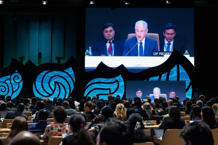 COP 29 El presidente de la COP29 y ministro de Ecología y Recursos Naturales de Azerbaiyán, Mukhtar Babayev, en la sesión plenaria de apertura en Bakú. Previamente, el presidente de Azerbaiyán, Ilham Aliyev, afirmó que el petróleo y el gas son “un regalo de Dios” y cuestionó las críticas a la dependencia de su país de la producción y exportación de combustibles fósiles (Imagen: Kamran Guliyev / UN Climate Change, CC BY-NC-SA)
