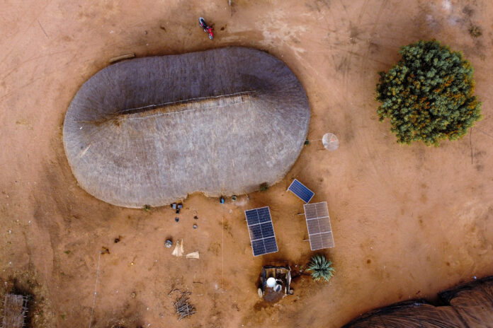 Para estas zonas remotas que dependen en gran medida de fuentes energéticas más caras y contaminantes, como los generadores diésel, la energía solar se está convirtiendo en una opción transformadora (Imagen: Flávia Milhorance / Dialogue Earth) Para estas zonas remotas que dependen en gran medida de fuentes energéticas más caras y contaminantes, como los generadores diésel, la energía solar se está convirtiendo en una opción transformadora (Imagen: Flávia Milhorance / Dialogue Earth)